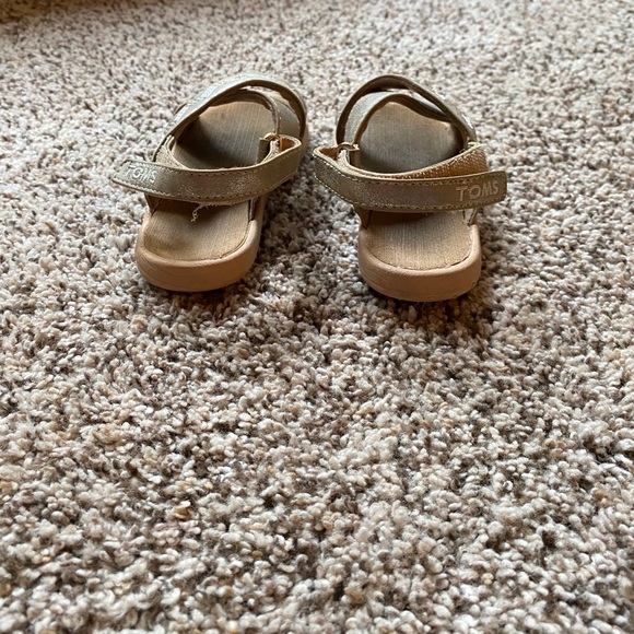 Toms gold sandal toddler size 8 - Picture 4 of 5